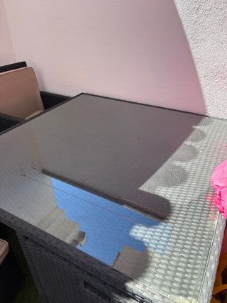 Mesa con sillas y taburetes exterior de ratan