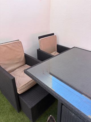 Mesa con sillas y taburetes exterior de ratan