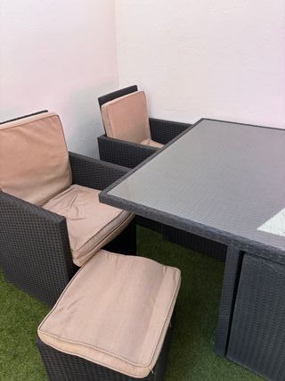 Mesa con sillas y taburetes exterior de ratan