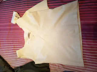 Conjunto top blanco y falda estampada