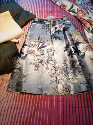 Conjunto top blanco y falda estampada