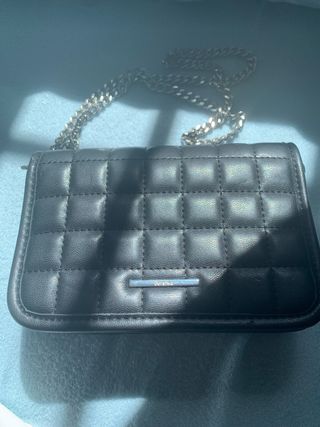 Bolso negro acolchado Bershka