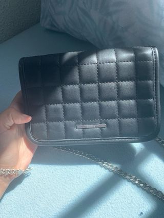 Bolso negro acolchado Bershka