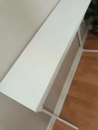 Mesa consola blanca o cubre radiador