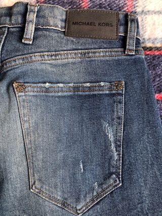 Pantalón vaquero Michael Kors chico.