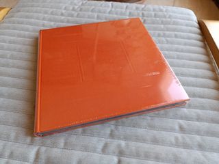 Álbum tela 25x25 cm. color naranja, nuevo.