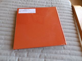 Álbum tela 25x25 cm. color naranja, nuevo.