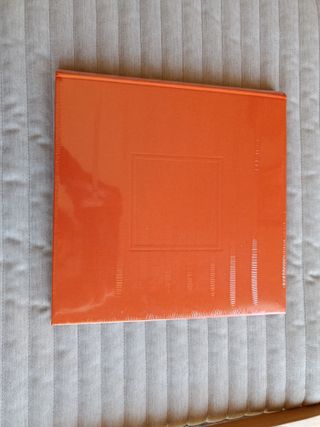 Álbum tela 25x25 cm. color naranja, nuevo.