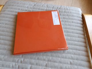 Álbum tela 25x25 cm. color naranja, nuevo.