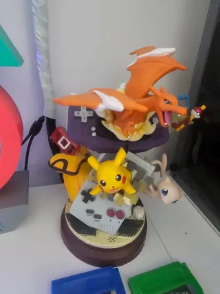 Figura Pokémon Charizard Pikachu Mew Game Boy