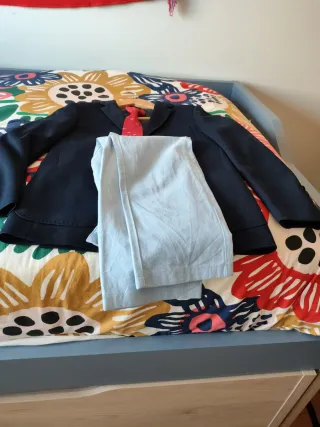 Traje de comunión azul con corbata roja