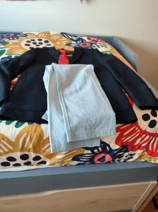 Traje de comunión azul con corbata roja