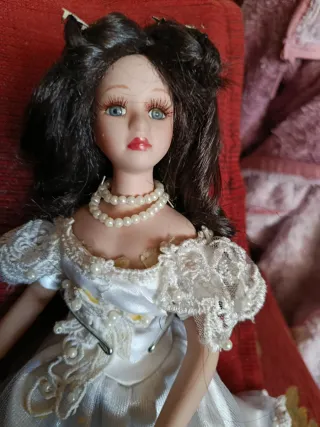 Muñeca Sissi Vestido Blanco Perlas