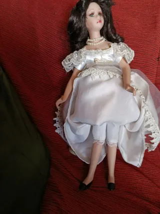 Muñeca Sissi Vestido Blanco Perlas