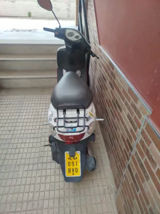 Moto Scooter Roja y Blanca Automática