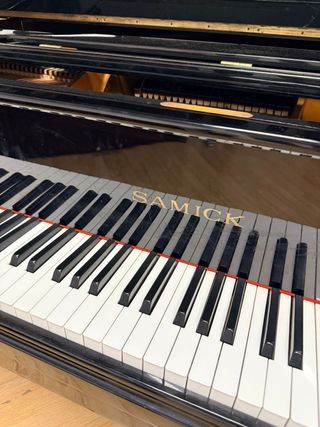 Piano de cola Samick SG 172