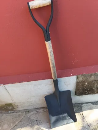 Pala de jardín con mango de madera
