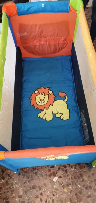 Cuna de viaje con estampado de león