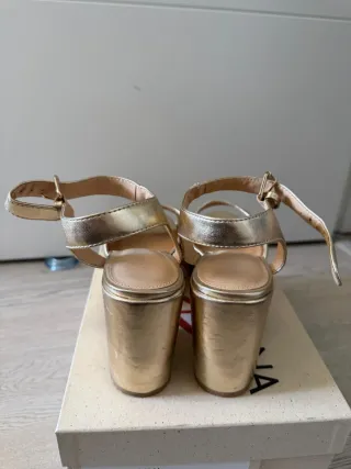 Zapatos de plataforma dorados
