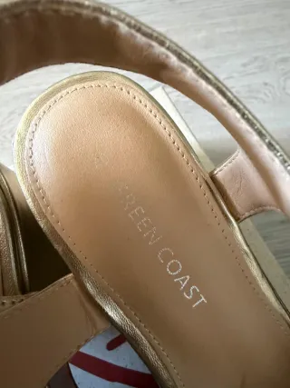Zapatos de plataforma dorados