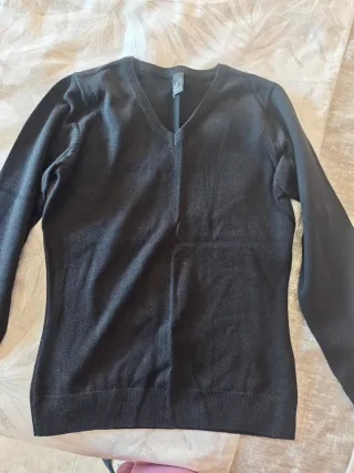 Jersey negro punto cuello pico