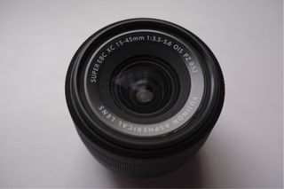 Fujifilm X-M5 con lente XC 15-45mm y accesorios