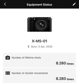 Fujifilm X-M5 con lente XC 15-45mm y accesorios