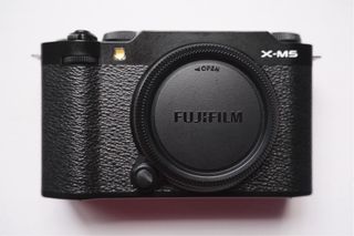Fujifilm X-M5 con lente XC 15-45mm y accesorios