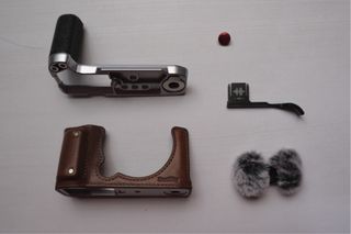 Fujifilm X-M5 con lente XC 15-45mm y accesorios