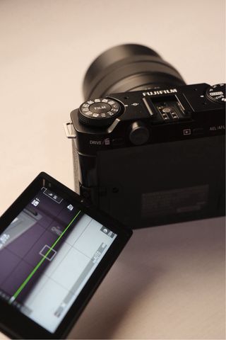 Fujifilm X-M5 con lente XC 15-45mm y accesorios
