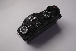 Fujifilm X-M5 con lente XC 15-45mm y accesorios