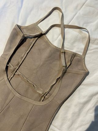 Vestido beige elegante reductor