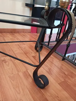 Mesa de centro y auxiliar y Lamparas de Forja.