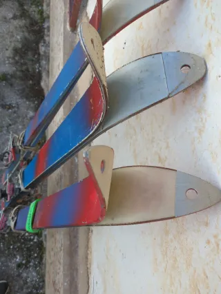 Juego de esquís vintage azul y rojo