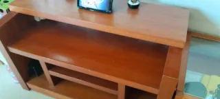 Estante de madera marrón