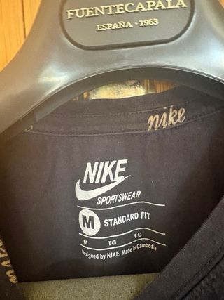 Camiseta Nike negra con logo repetido