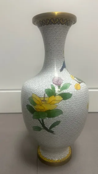 Jarrón de metal multicolor con pájaros