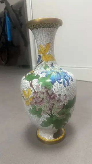 Jarrón de metal multicolor con pájaros