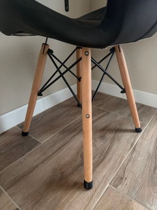 Silla negra diseño moderno patas madera