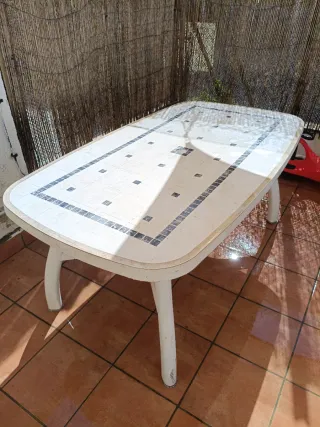 Tavolo da giardino in plastica. Dimensioni 94x165cm