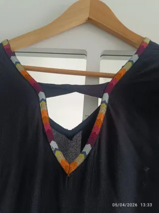 Vestido Indi & Cold negro con bordado multicolor