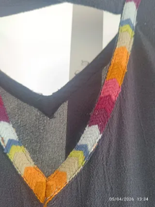 Vestido Indi & Cold negro con bordado multicolor