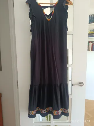 Vestido Indi & Cold negro con bordado multicolor