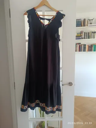 Vestido Indi & Cold negro con bordado multicolor