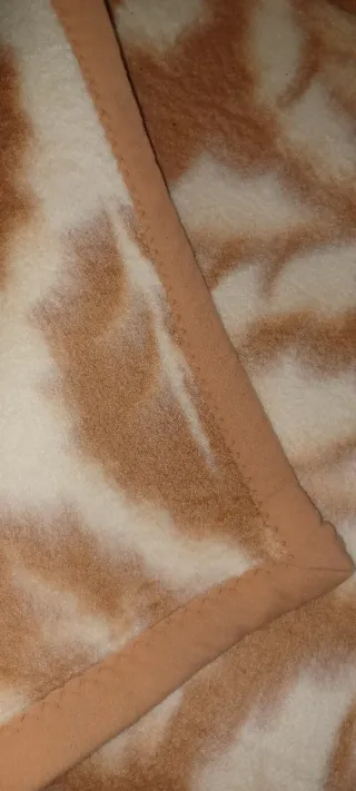 Manta de forro polar beige y marrón