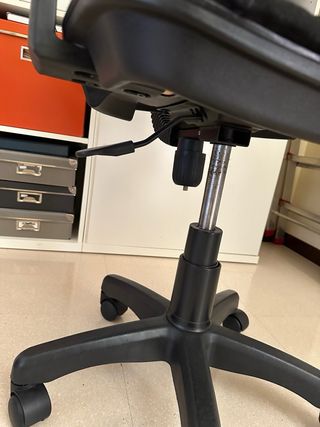 Silla de estudio negra con ruedas