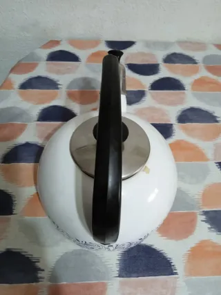Tetera antigua blanca
