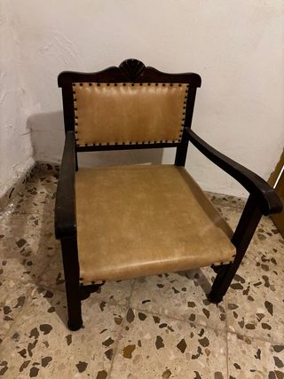 Mesa de comedor y sillas de madera