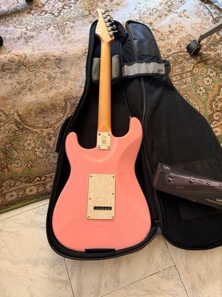 Guitarra Eléctrica Mooer GTRS 800 Rosa  y pedal