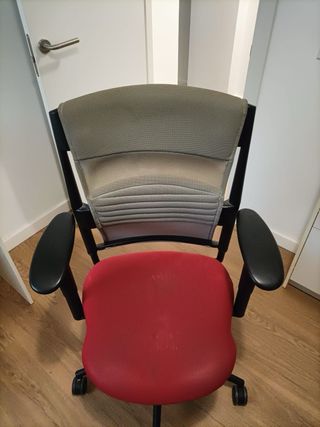Silla de oficina ergonómica roja y gris